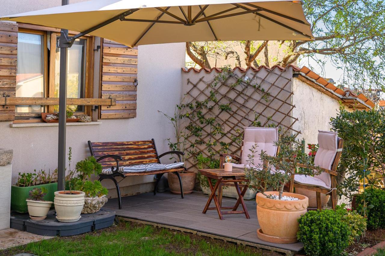 Studio Apartman Lilly With Private Parking In The Yard Of The House Póla Kültér fotó