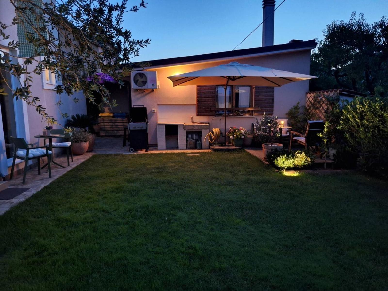 Studio Apartman Lilly With Private Parking In The Yard Of The House Póla Kültér fotó